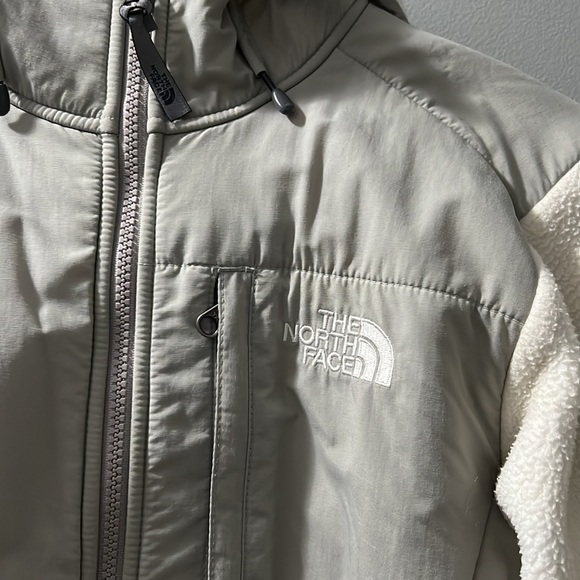 Woman’s white north face jacket. Size small - Picture 3 of 7